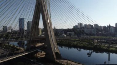 Askılı köprü Sao Paulo şehrinde. Brezilya. Octavio Frias de Oliveira köprü Sao Paulo şehrinde hava görünümünü. Sao Paulo şehrinde Estaiada Köprüsü.