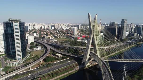圣保罗市斜拉桥 圣保罗市奥克塔维奥 弗里亚斯 德奥利维拉大桥的鸟图 圣保罗市埃萨亚达大桥 — 图库视频影像
