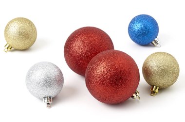 Beyaz arka plan üzerinde Noel süsler. Noel dekorasyonu. Noel top. Noel arka planlar.