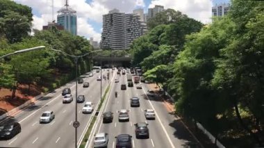 23 Maio avenue Sao Paulo şehrinde arabalar trafikte zaman atlamalı. Brezilya.