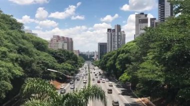 23 Maio avenue Sao Paulo şehrinde arabalar trafikte zaman atlamalı. Brezilya.