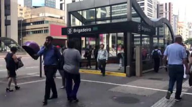 İnsanlar Avenida Paulista üzerinde yürüme, girme ve Sao Paulo şehrinde Brigadeiro metro istasyonunda bırakarak. 