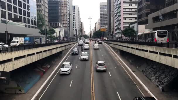 サンパウロ市 ブラジルのラッシュアワーの Avenida パウリスタで自動車交通量 — ストック動画