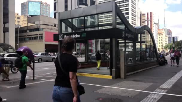 Människor Avenida Paulista Kommer Och Lämnar Vid Brigadeiro Tunnelbanestation Sao — Stockvideo