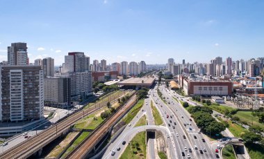 Brezilya 'nın Sao Paulo şehrinin doğu bölgesindeki Tatuape bölgesinde, Radial Leste Bulvarı, Tatuape alışveriş merkezi, Tatuape tren ve metro istasyonunun hava görüntüsü.