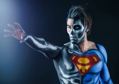 Yapmak-ua mavi ve beyaz lens ve bir robot gibi yarım bir bölümü ile çelik olumlu kahraman