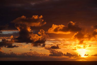 Güzel gün batımı Atlantik Okyanusu muhteşem bulutlar ile.