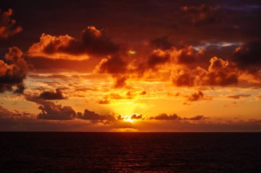 Güzel gün batımı Atlantik Okyanusu muhteşem bulutlar ile.