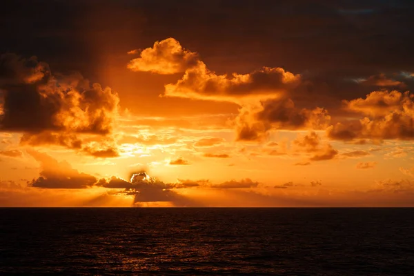 Piękny Zachód Słońca Oceanie Atlantyckim Niesamowite Chmury — Zdjęcie stockowe
