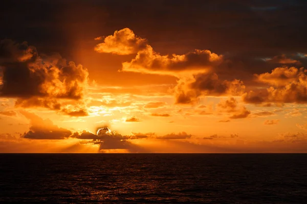 Güzel gün batımı Atlantik Okyanusu muhteşem bulutlar ile.