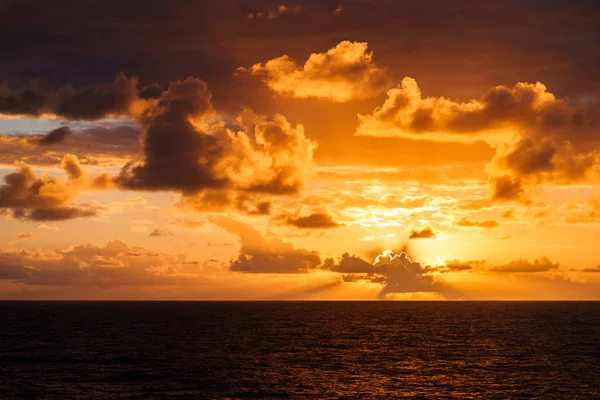 Güzel gün batımı Atlantik Okyanusu muhteşem bulutlar ile.