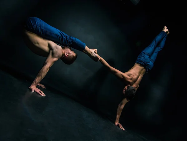 Dúo Acrobático Masculino Realiza Complicado Acto Equilibrio Sobre Fondo Oscuro — Foto de Stock