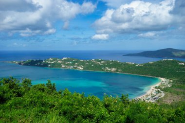 Havadan görünümü Magens Bay. Magens Bay, St Thomas en popüler plaj olarak adlı bir tropik cennet.