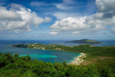 Havadan görünümü Magens Bay. Magens Bay, St Thomas en popüler plaj olarak adlı bir tropik cennet.