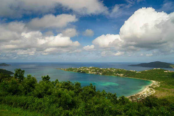 Havadan görünümü Magens Bay. Magens Bay, St Thomas en popüler plaj olarak adlı bir tropik cennet.