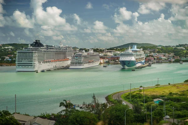 St.John'ın Antigua ve Barbuda yolcu gemilerine liman ile.
