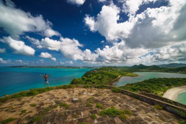 Adam sınırda. Dağ ve Deniz Cliff. Kavramsal sahne.