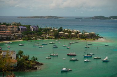 Cruz Bay, St John, Amerika Birleşik Devletleri Virgin Adaları çok Yelkenli ile.