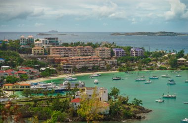 Cruz Bay, St John, Amerika Birleşik Devletleri Virgin Adaları çok Yelkenli ile.