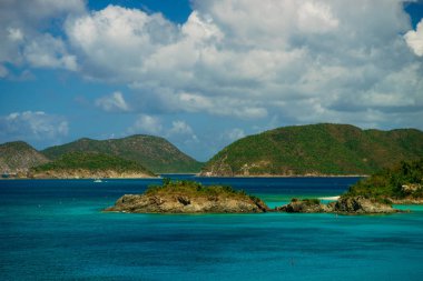 Güzel yeşil tepeler ve yatlar, St John ABD Virgin Adaları ile ada koyda.