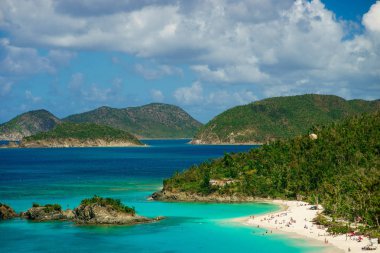 Ada beach ve yeşil tepeler, St John ABD Virgin Adaları ile güzel koyda.