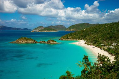 Ada beach ve yeşil tepeler, St John ABD Virgin Adaları ile güzel koyda.