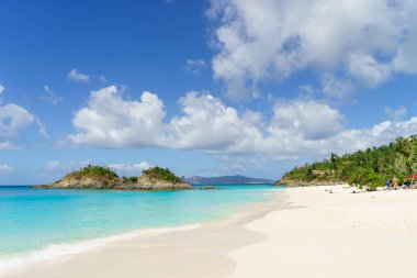 Kristal mavi su ve küçük yeşil tepe arka plan üzerinde beyaz long beach.