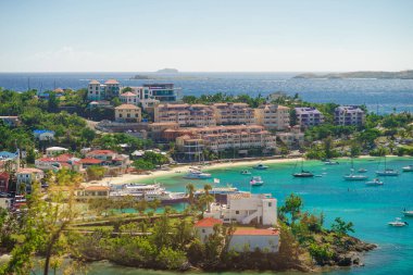Cruz Bay, St John, Amerika Birleşik Devletleri Virgin Adaları çok Yelkenli ile.