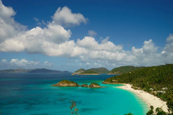 Ada beach ve yeşil tepeler, St John ABD Virgin Adaları ile güzel koyda.