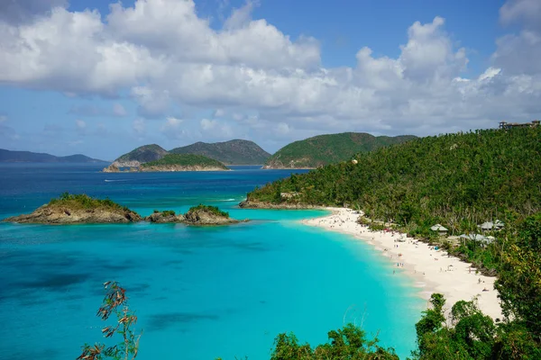 Ada beach ve yeşil tepeler, St John ABD Virgin Adaları ile güzel koyda.