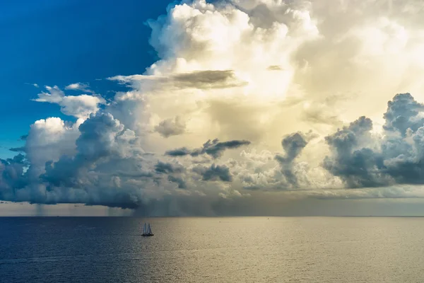 Iate Vela Clima Tempestuoso Enorme Nuvem — Fotografia de Stock