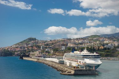 Büyük lüks beyaz gemisi liman Funchal, Madeira Adası, Portekiz