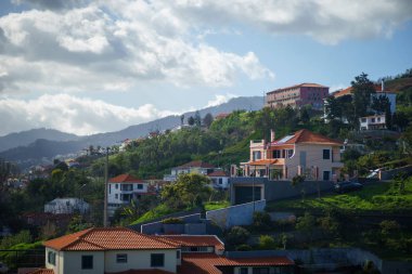 Funchal, Madeira 'nın çatıdan manzarası şehrin arkasındaki tepeyi kaldırıyor..