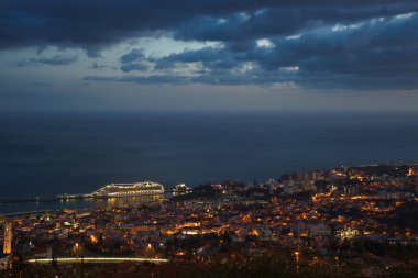 Gün batımından sonra panaromik Funchal Atlantik Okyanusu ile görüntülemek ve cruise gemi, Madeira.