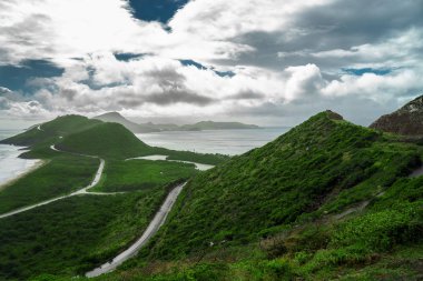 Manzaralı Karayip Denizi ve Atlantik Okyanusu güneyinde St Kitts ada Timothy Hill tepesinden bakıyor.