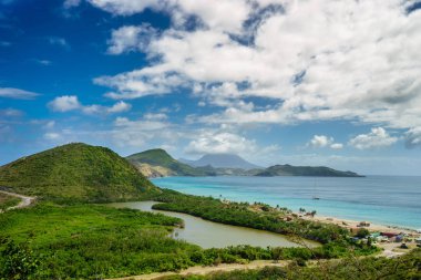 Manzaralı Karayip Denizi ve Atlantik Okyanusu güneyinde St Kitts ada Timothy Hill tepesinden bakıyor.