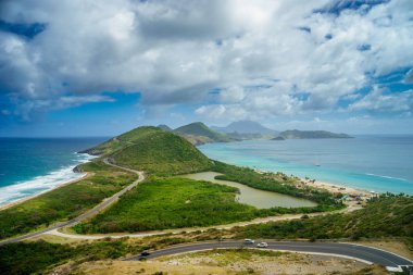 Manzaralı Karayip Denizi ve Atlantik Okyanusu güneyinde St Kitts ada Timothy Hill tepesinden bakıyor.