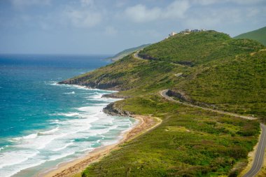 Manzaralı Karayip Denizi ve Atlantik Okyanusu güneyinde St Kitts ada Timothy Hill tepesinden bakıyor.