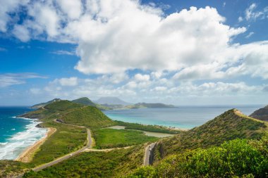Manzaralı Karayip Denizi ve Atlantik Okyanusu güneyinde St Kitts ada Timothy Hill tepesinden bakıyor.