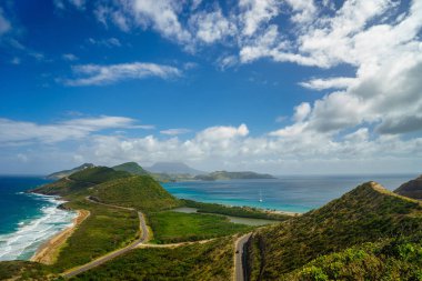 Manzaralı Karayip Denizi ve Atlantik Okyanusu güneyinde St Kitts ada Timothy Hill tepesinden bakıyor.