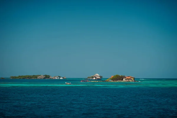 Maisons Sur Eau Bleue Cristalline Pleine Mer Avec Des Bateaux — Photo