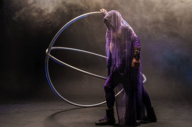 Suikastçı. Mor elbiseli kukuIeta ve olağanüstü bir silah masal karakteri.