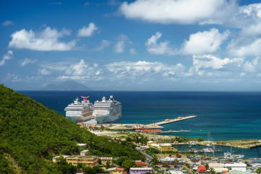 Philipsburg, Sint Maarten. Bağlantı noktası ile görünümünü cruise gemi kuş flightz