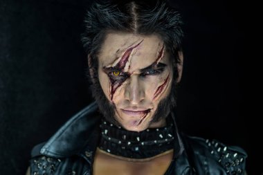 Profesyonel makyaj kurt adam Wolverine izleri ve turuncu göz ile.