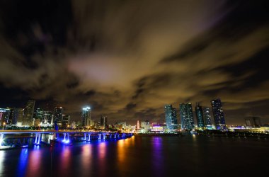 Miami şehir manzarası panorama ile kentsel gökdelenler ve köprüden denize ile yansıma alacakaranlıkta