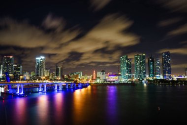 Miami şehir manzarası panorama ile kentsel gökdelenler ve köprüden denize ile yansıma alacakaranlıkta