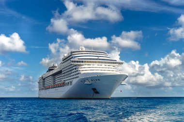 Cruise gemi mavi gökyüzü ile kristal mavi su