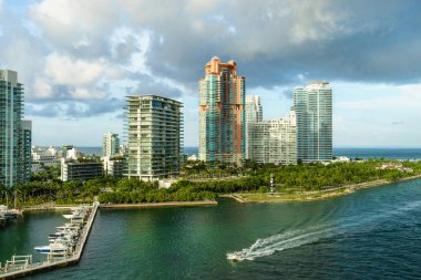 Miami. Güney plaj manzarası güzel gökyüzü ile Cruise gemisi