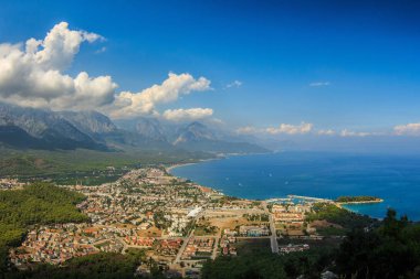 kemer ve denizden bir dağ kasabası görünümü. Türkiye