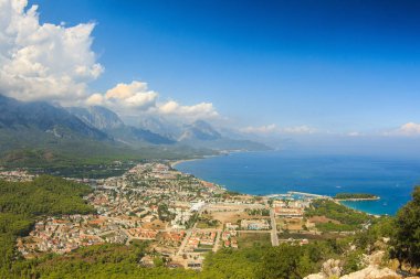 kemer ve denizden bir dağ kasabası görünümü. Türkiye